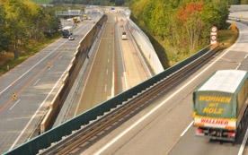 Neue Lärmschutzwände in der Fahrbahnmitte sorgen für ein völlig neues Erscheinungsbild des Knoten Steinhäusls und eine um 50 % geringere Lärmbelästigung für die Wienerwaldgemeinden Altlengbach und Eichgraben.  